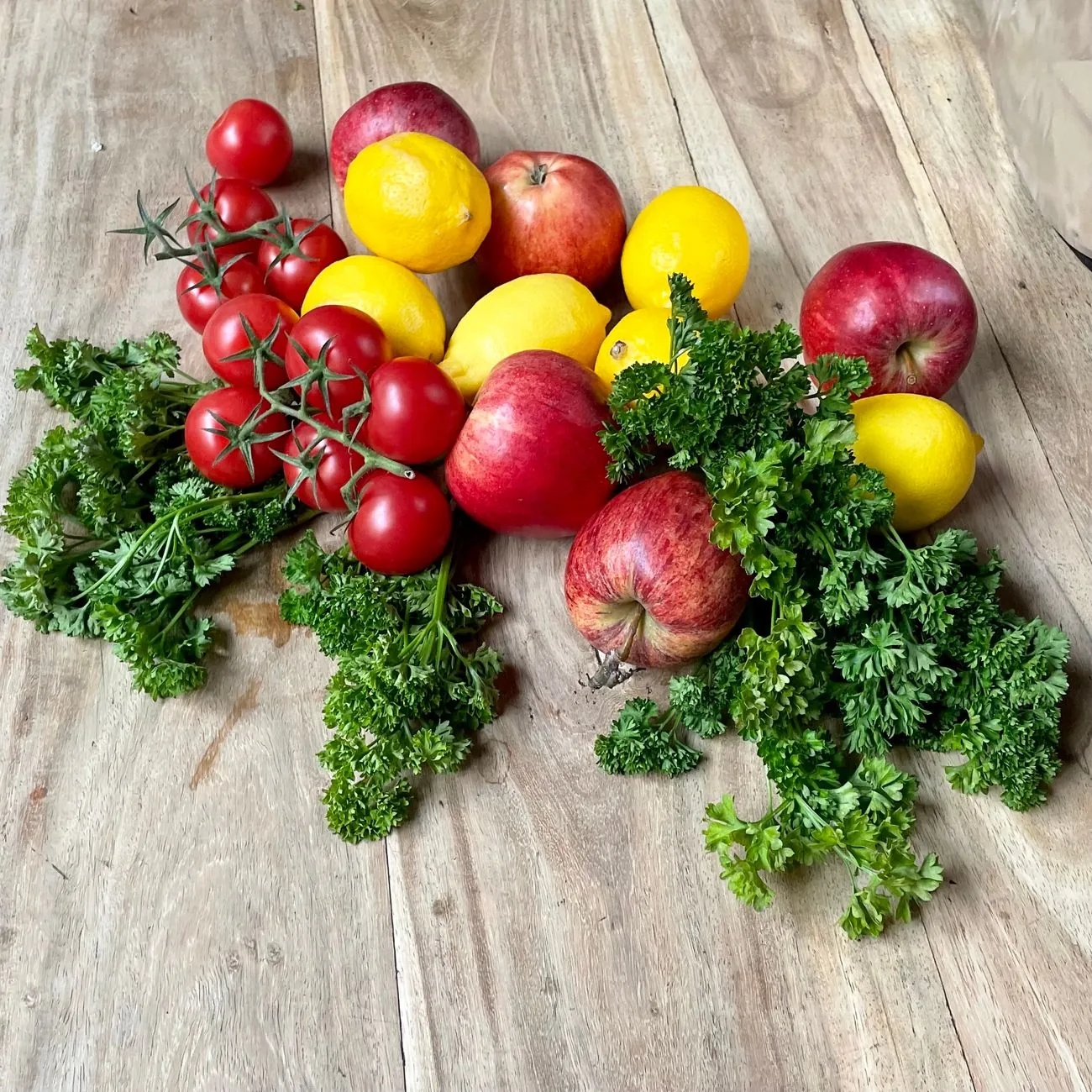Kleurrijke gezonde maaltijd met verse groenten en fruit